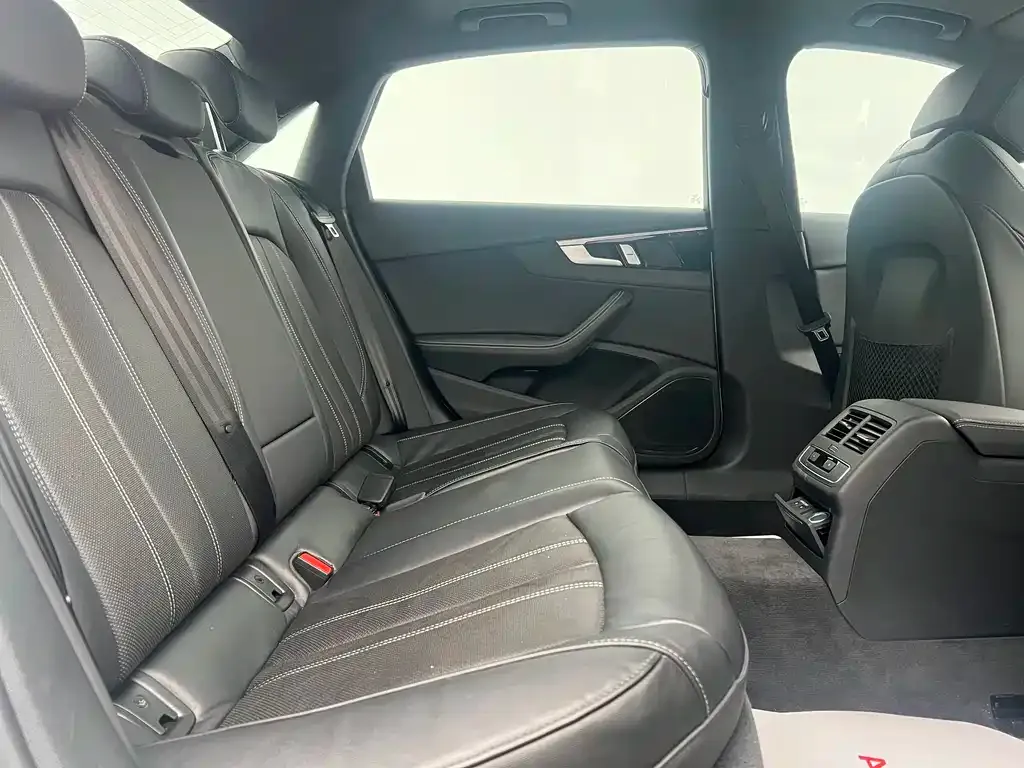 Audi A4L 2024 из CN, фото 8