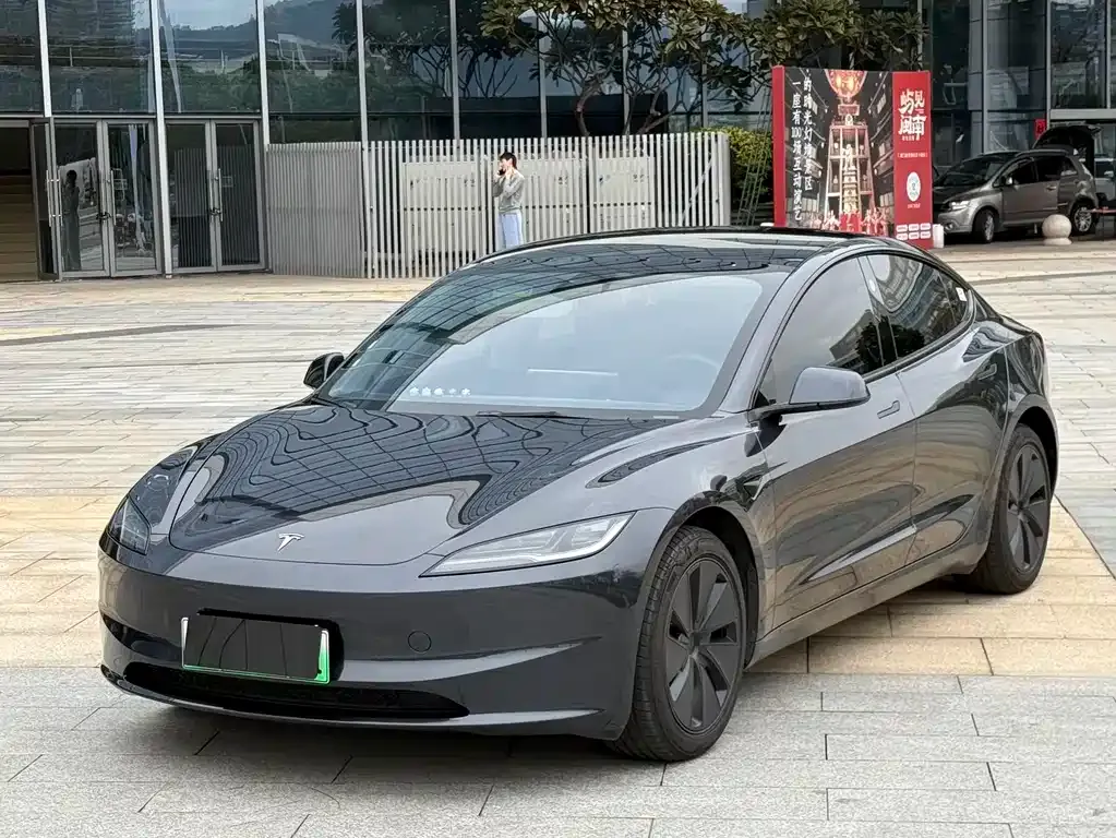 Tesla Model 3 — фото 1