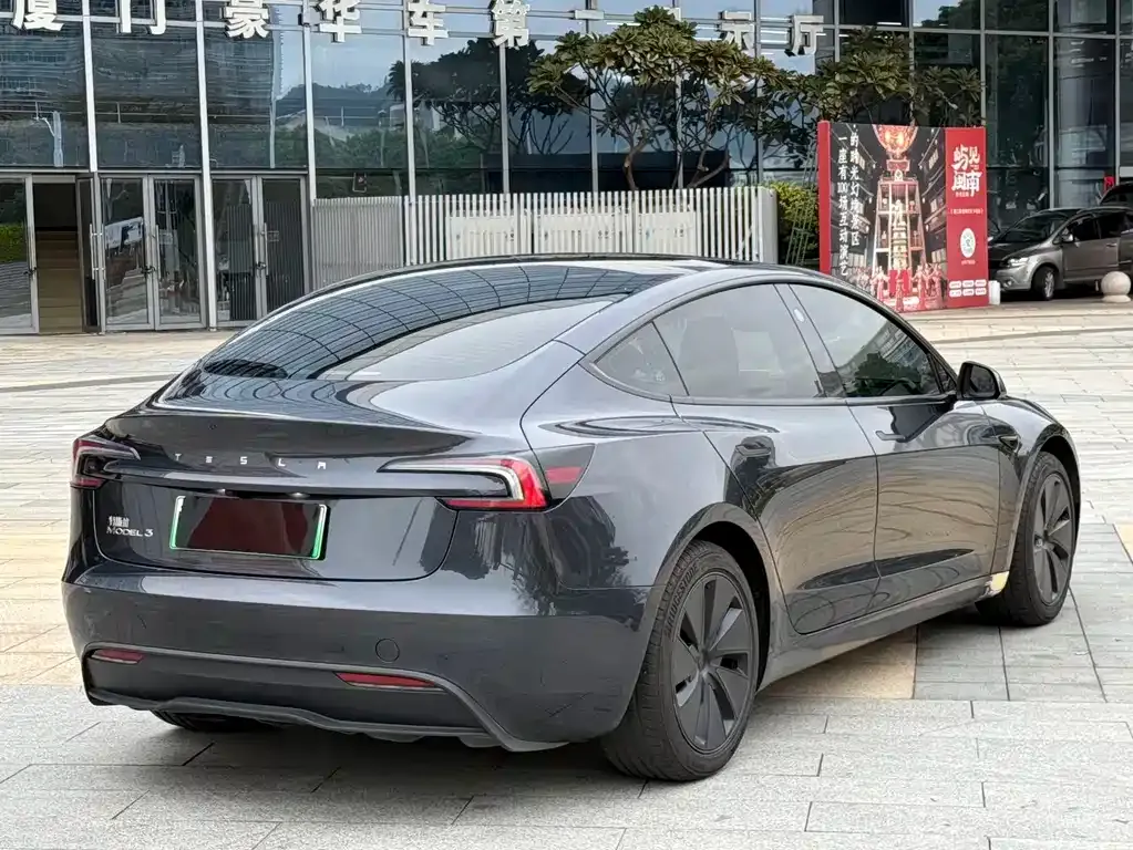 Tesla Model 3 — фото 10