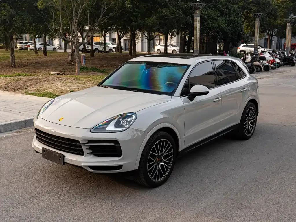 Porsche Cayenne — фото 1