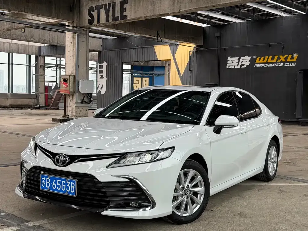 Toyota Camry — фото 1