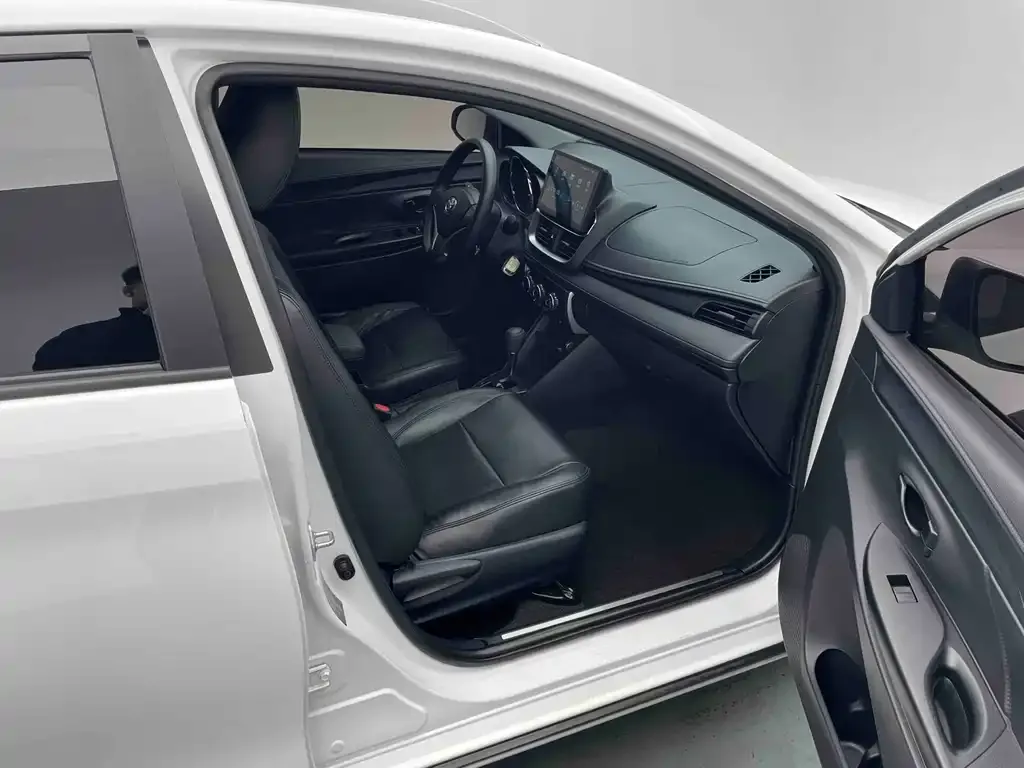 Toyota Yaris L — фото 4
