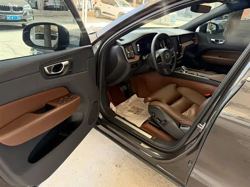 Volvo XC60 — фото 1
