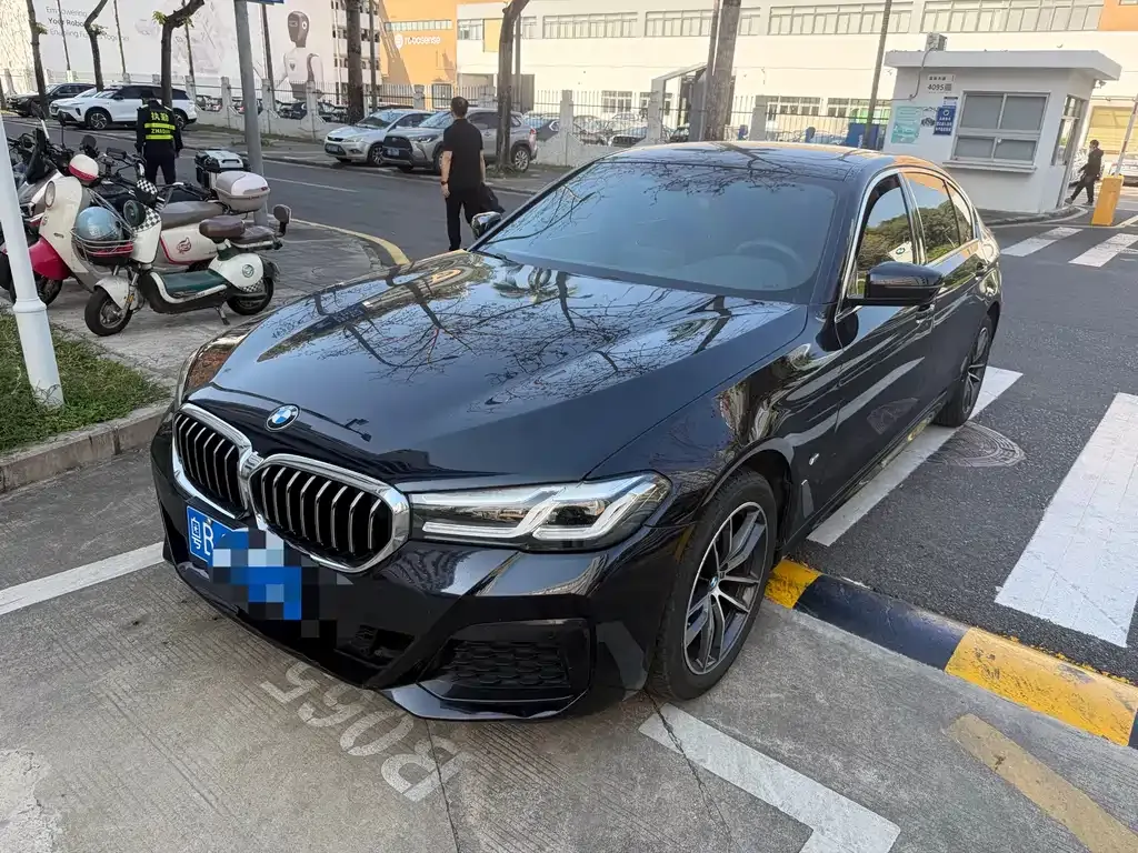BMW 5 Series — фото 1
