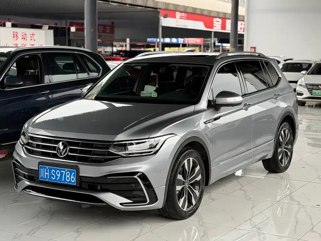 Volkswagen Tiguan L — фото 1