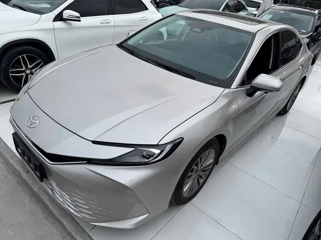 Toyota Camry — фото 1