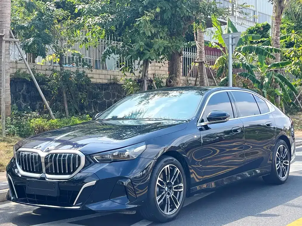 BMW 5 Series — фото 1