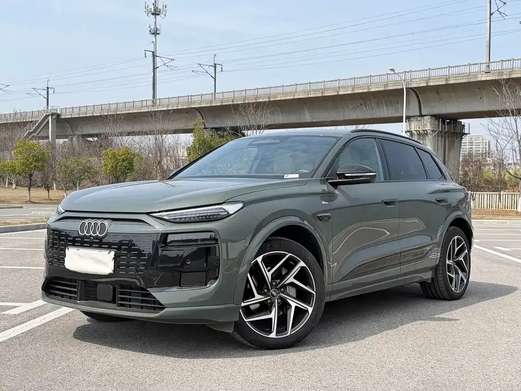 Audi Q6L e-tron — фото 1