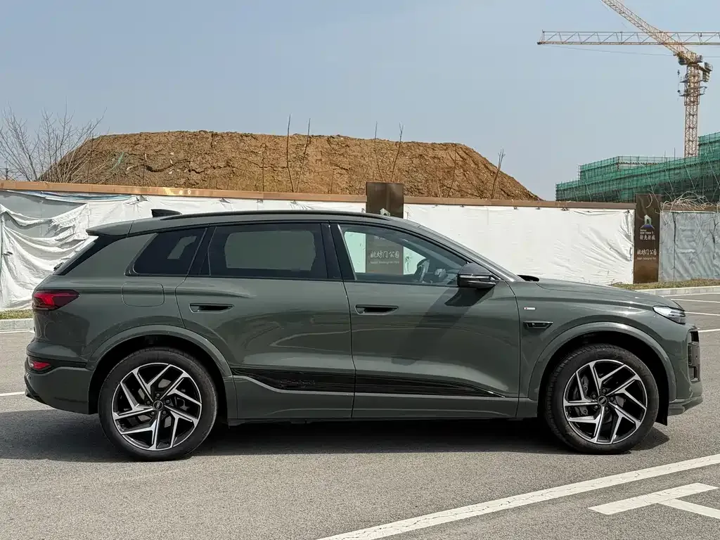 Audi Q6L e-tron — фото 2