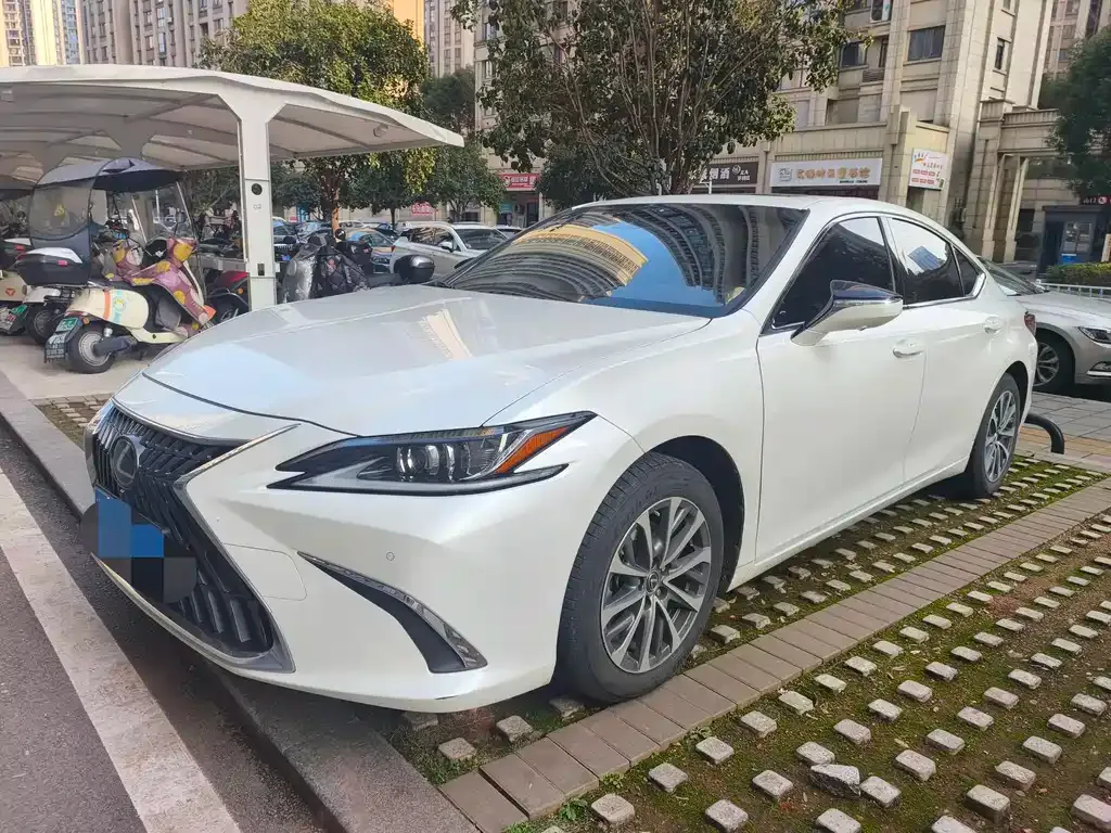 Lexus ES — фото 1