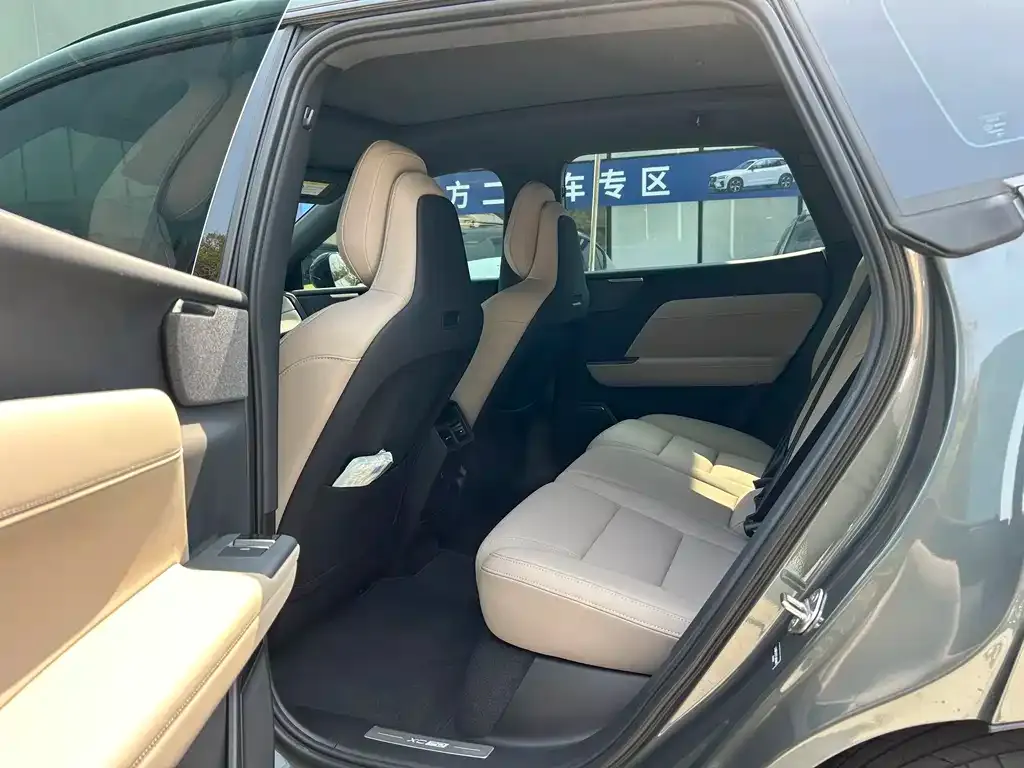 Volvo XC70 Plug-in Hybrid — фото 2