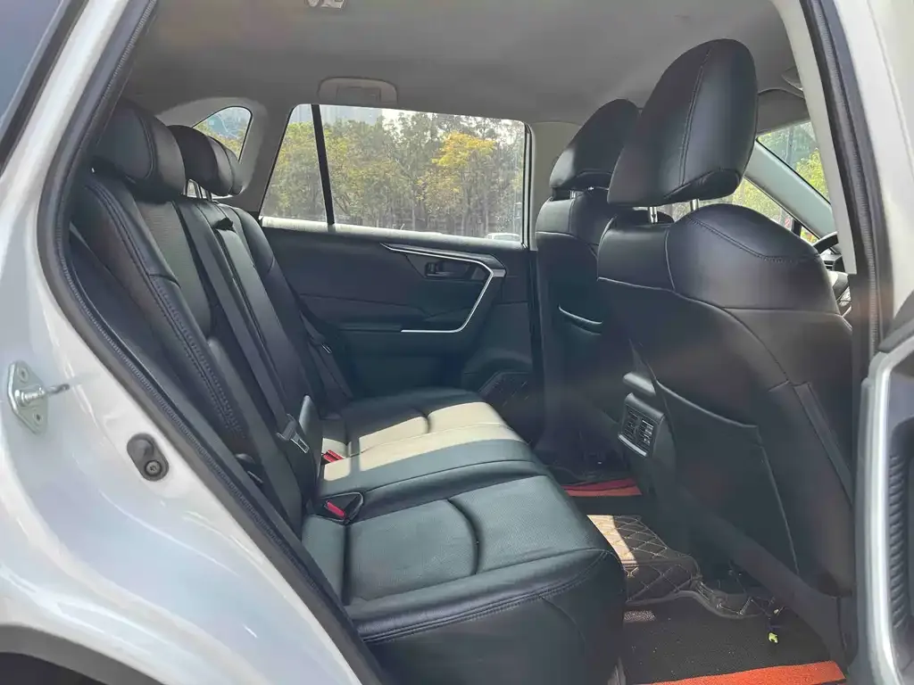 Toyota RAV4 2023 из CN, фото 3