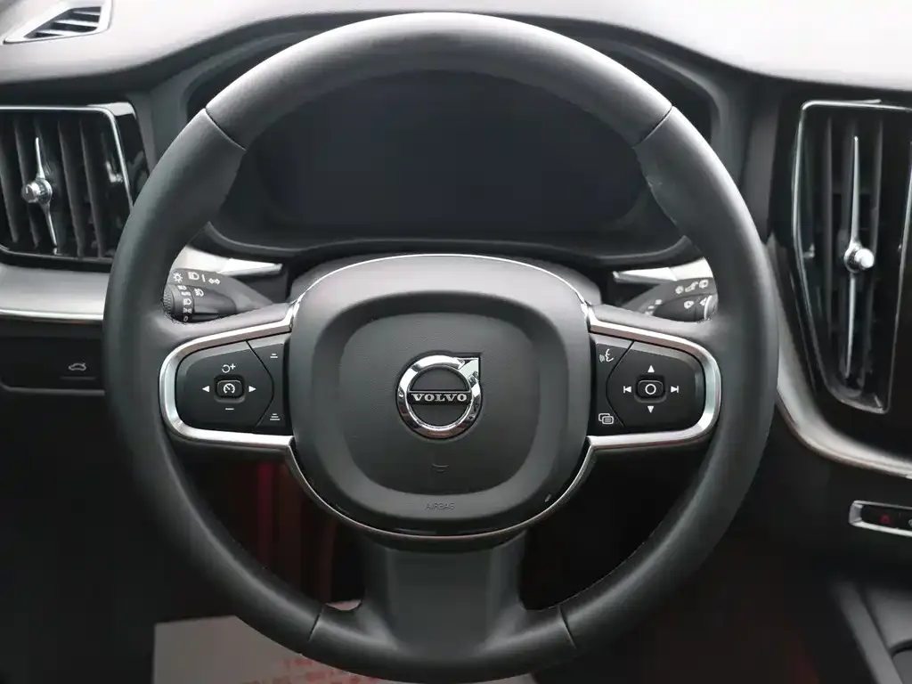 Volvo XC60 2023 из CN, фото 5