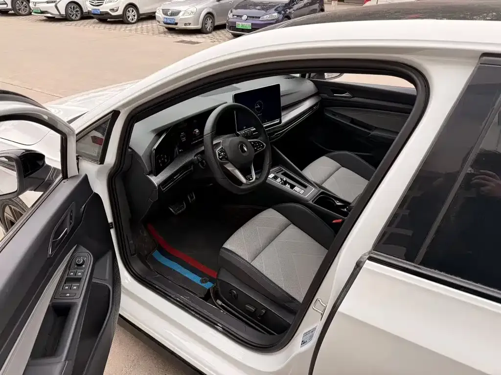 Volkswagen Golf 2024 из CN, фото 4