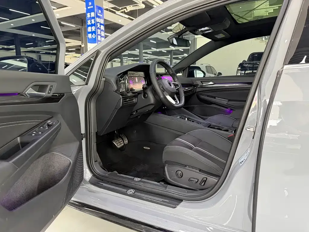 Volkswagen Golf 2023 из CN, фото 7