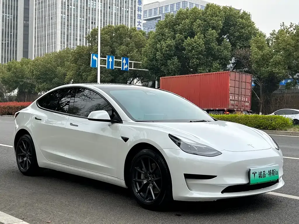 Tesla Model 3 — фото 7
