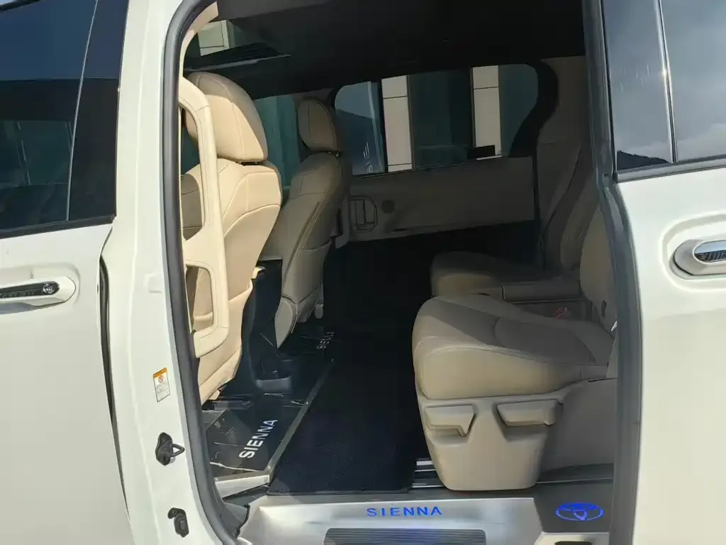 Toyota Sienna 2024 из CN, фото 2