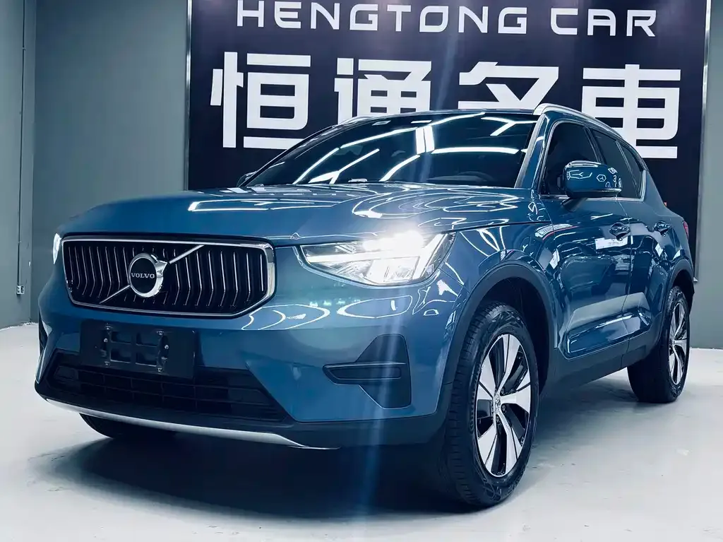 Volvo XC40 — фото 1