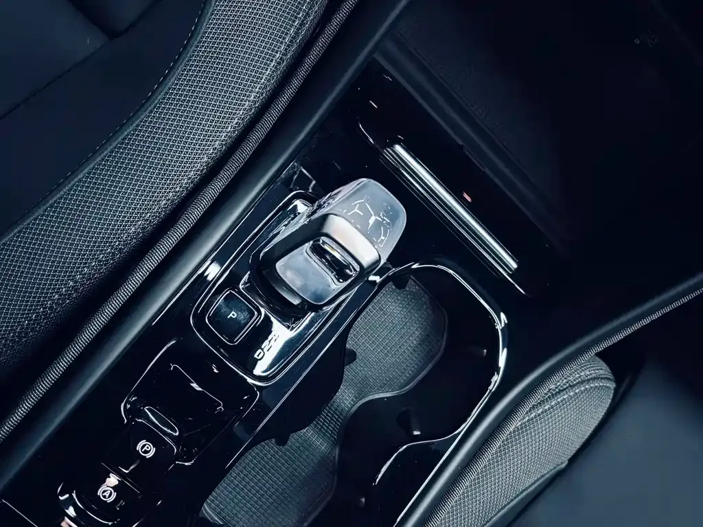 Volvo XC40 — фото 10