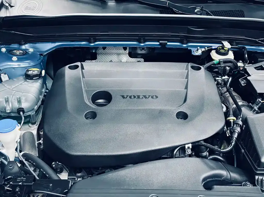 Volvo XC40 — фото 9