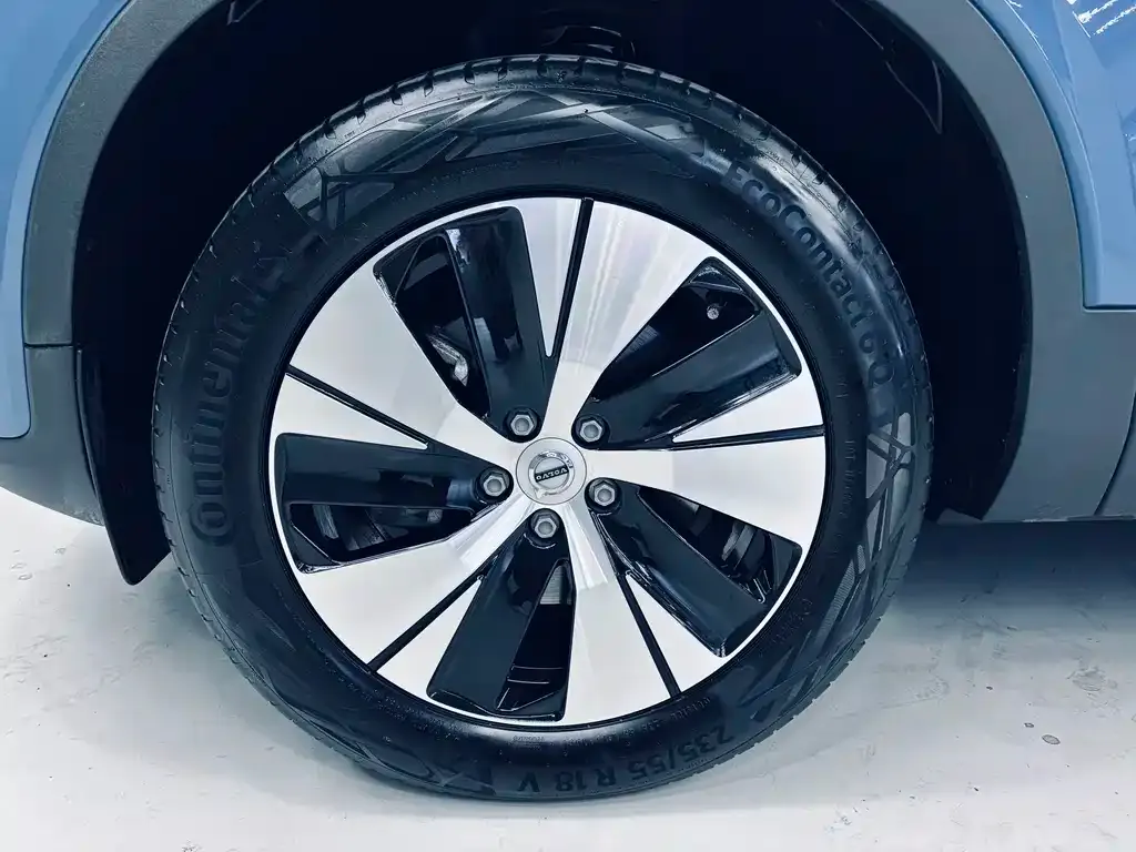 Volvo XC40 — фото 8