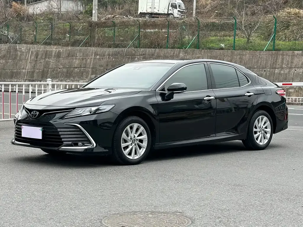 Toyota Camry — фото 1