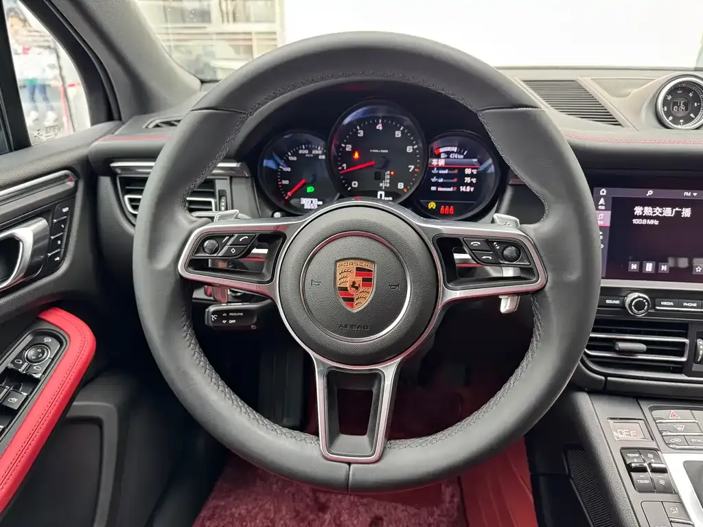 Porsche Macan — фото 9