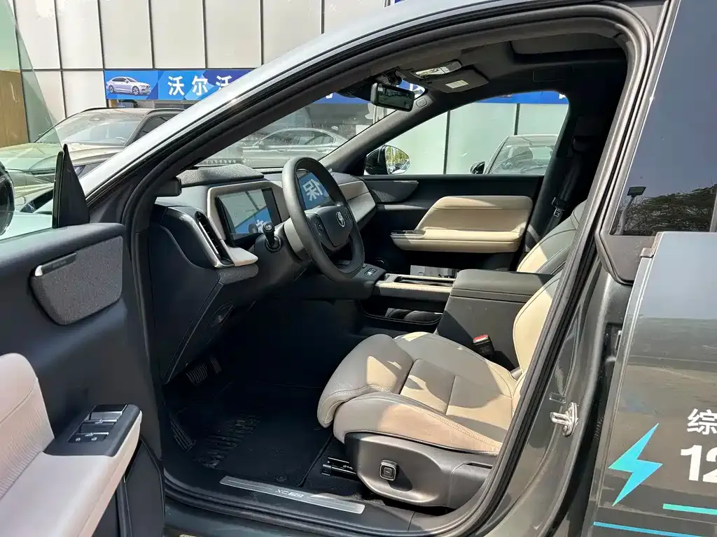 Volvo XC70 Plug-in Hybrid 2025 из CN, фото 6
