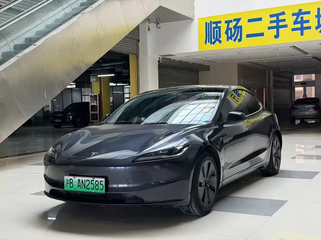 Tesla Model 3 — фото 1