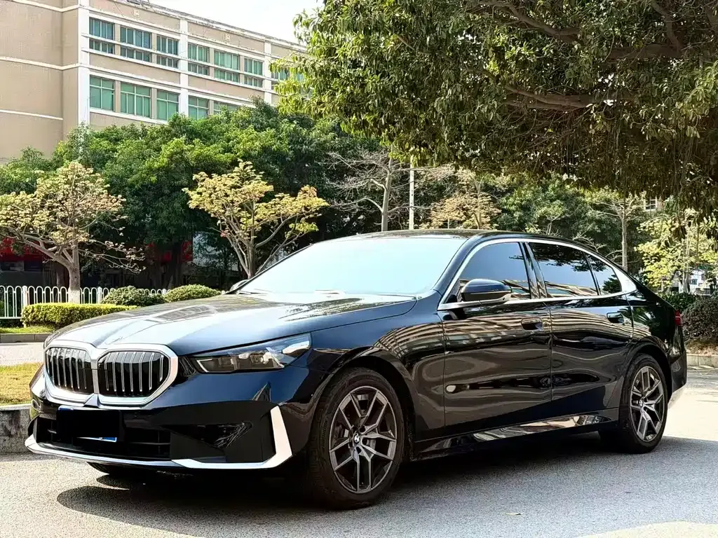 BMW 5 Series — фото 1