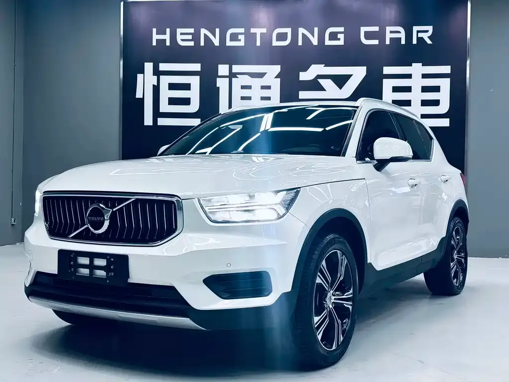 Volvo XC40 — фото 1