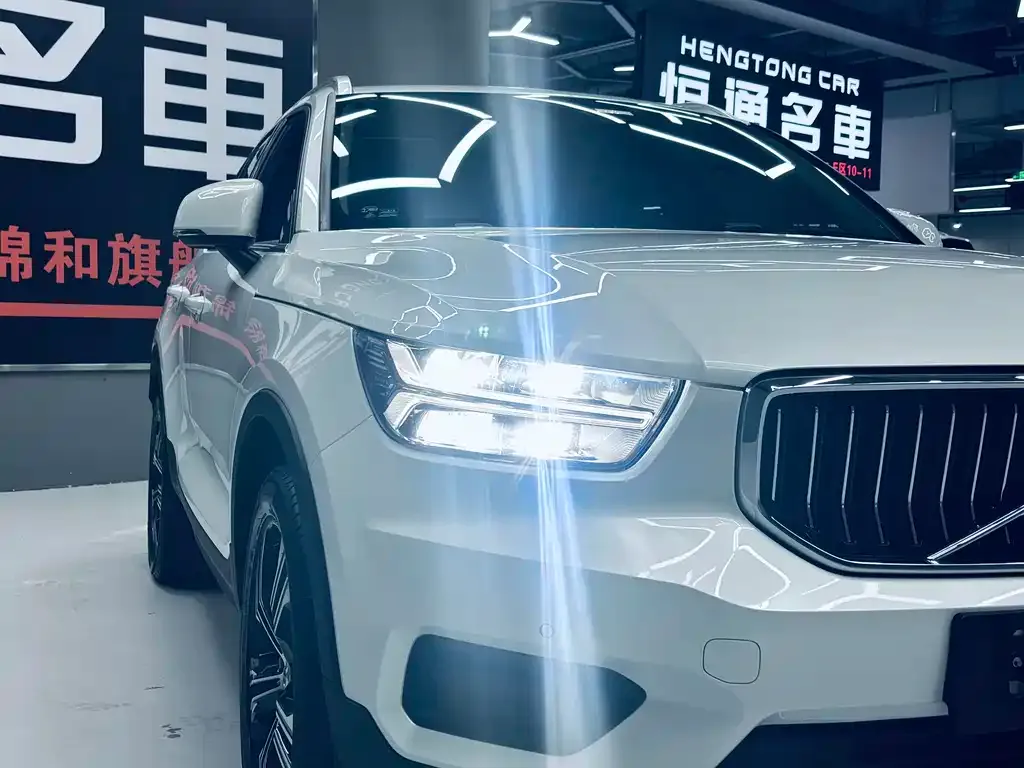 Volvo XC40 — фото 10