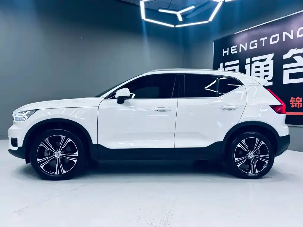 Volvo XC40 — фото 3