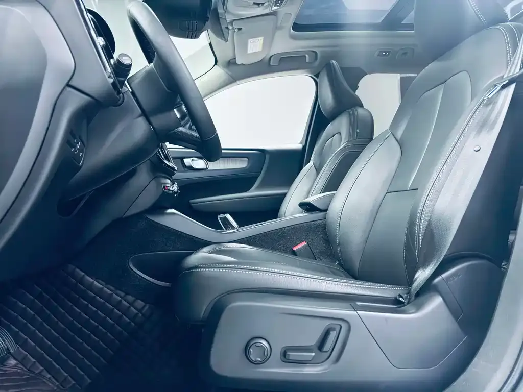 Volvo XC40 — фото 4