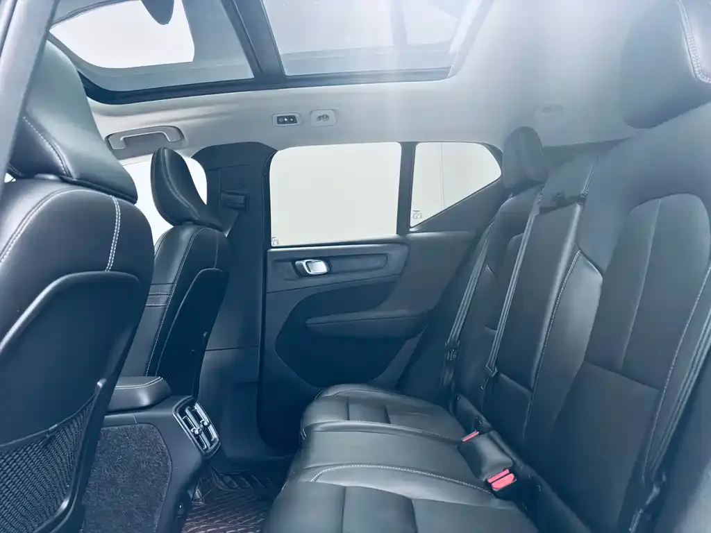 Volvo XC40 — фото 2