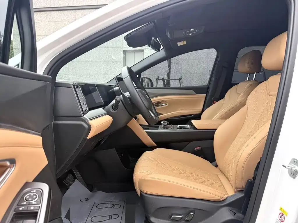 BYD L DM-i — фото 8