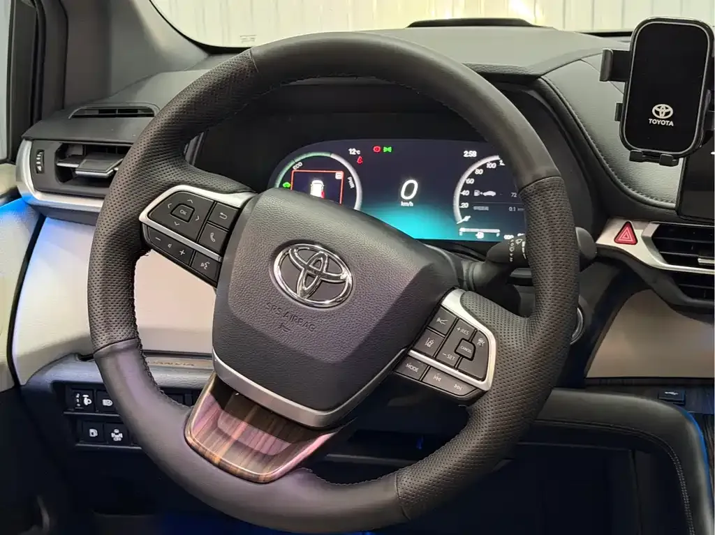 Toyota Granvia — фото 4