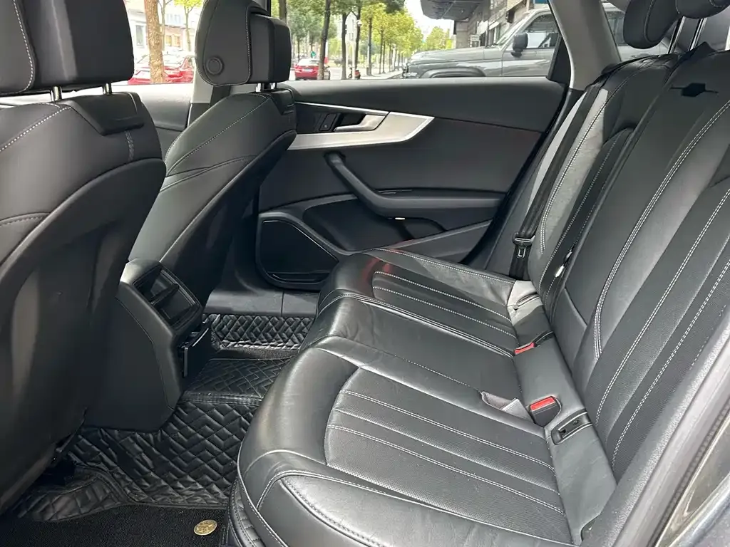 Audi A4L 2022 из CN, фото 6
