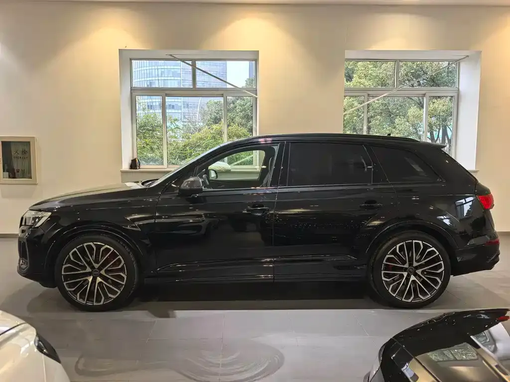 Audi SQ7 2024 из CN, фото 8