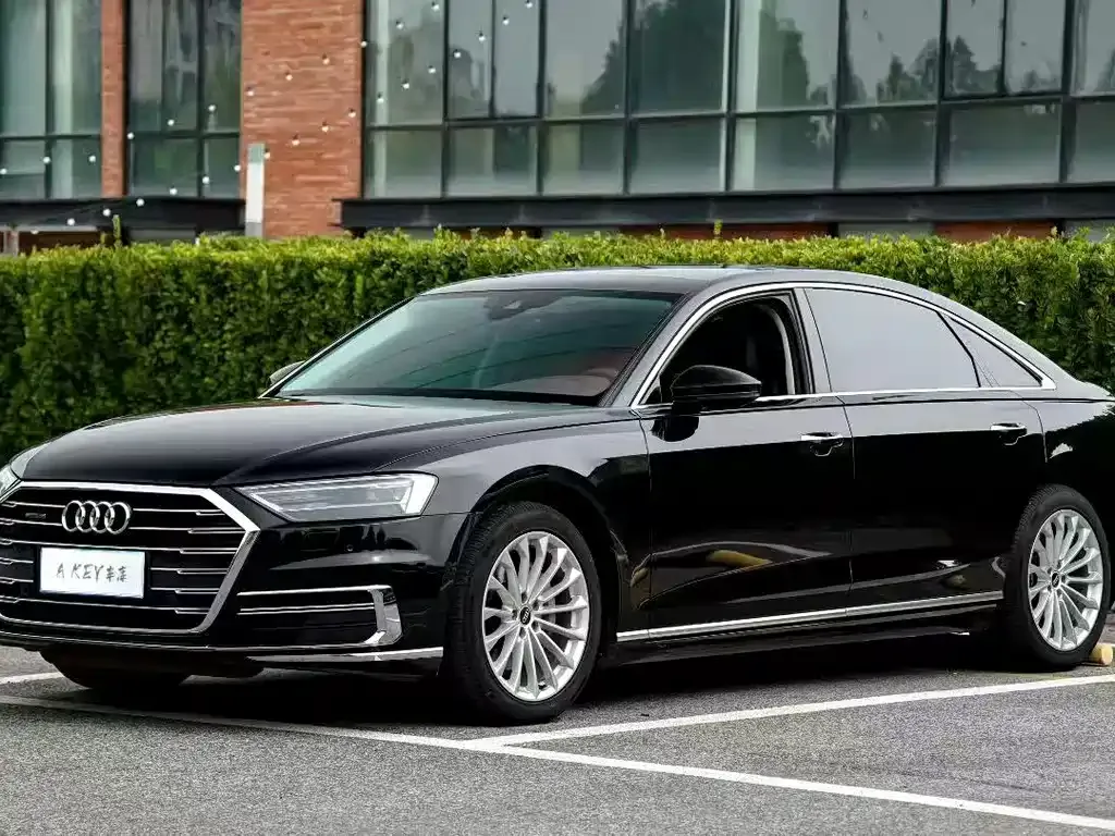 Audi A8 — фото 1