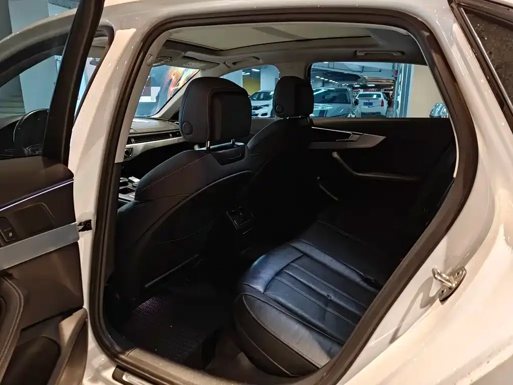 Audi A4L 2022 из CN, фото 2