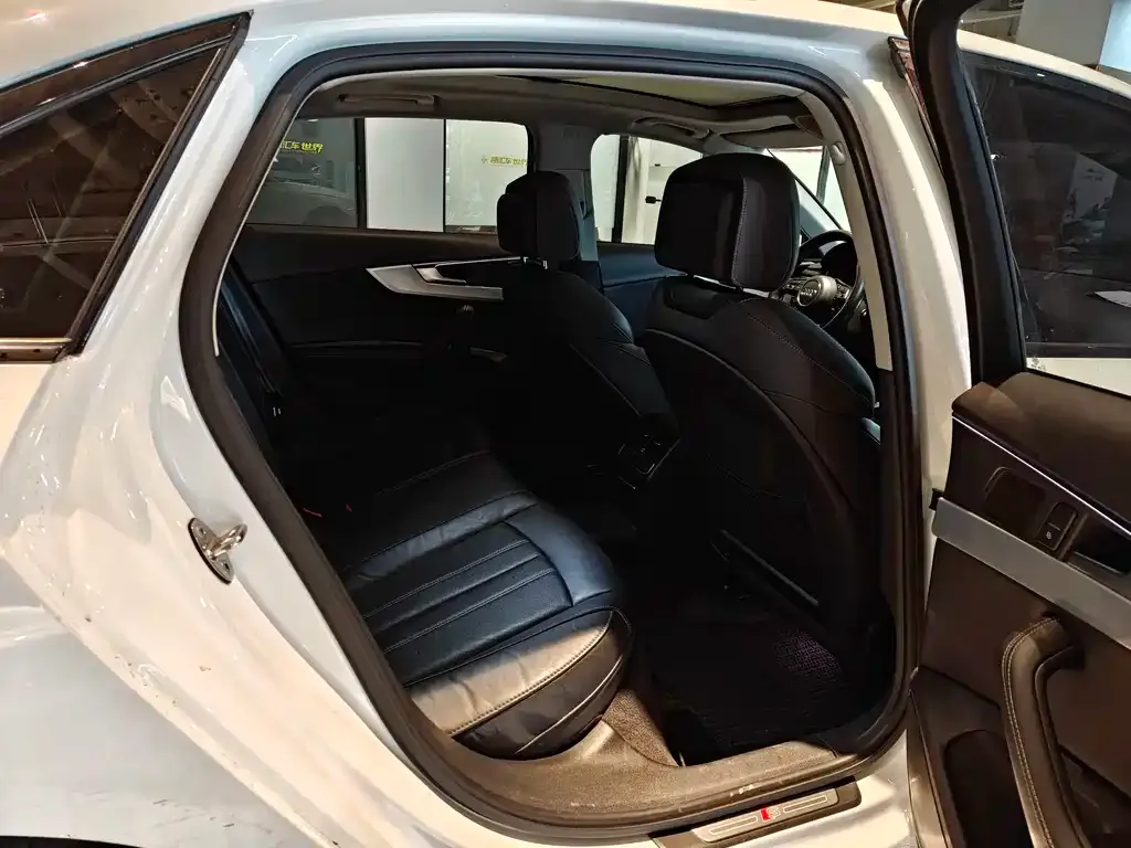 Audi A4L 2022 из CN, фото 4