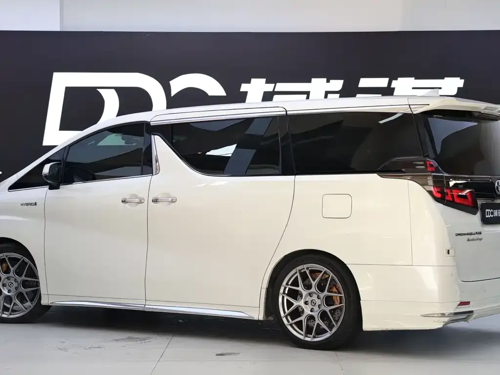 Toyota Vellfire — фото 3