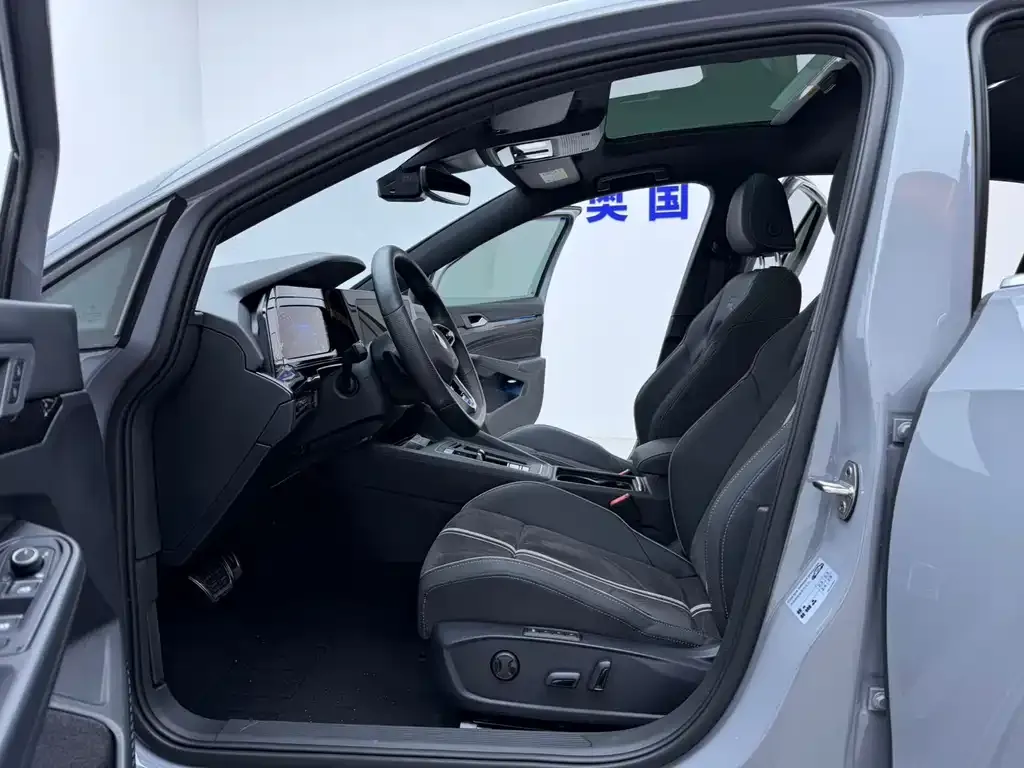 Volkswagen Golf 2023 из CN, фото 8