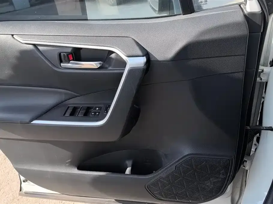 Toyota RAV4 2023 из CN, фото 3