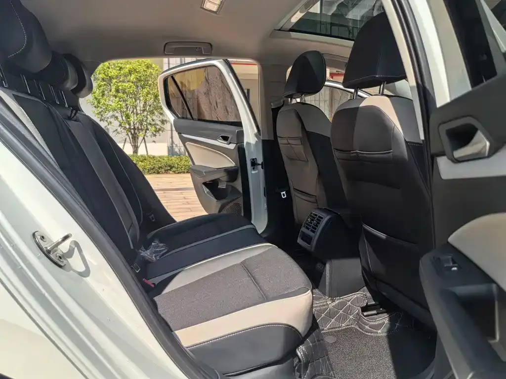 Volkswagen Golf 2023 из CN, фото 8