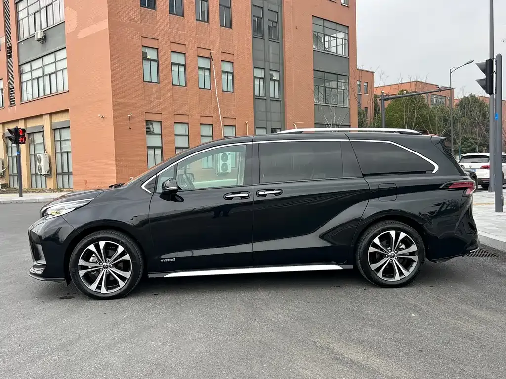 Toyota Granvia — фото 2