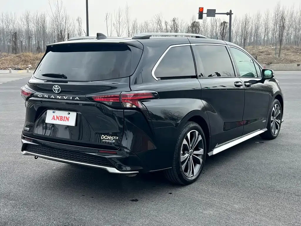 Toyota Granvia — фото 8