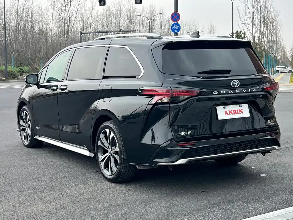 Toyota Granvia — фото 7