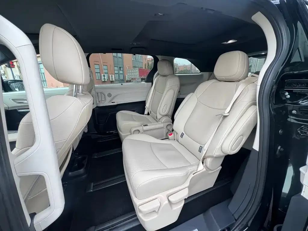 Toyota Granvia — фото 6